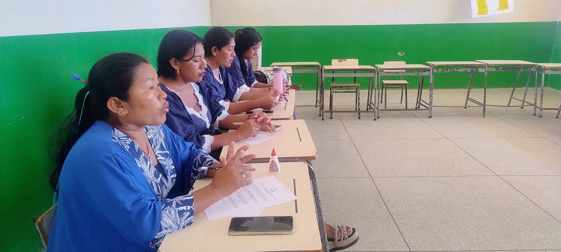 Docentes wayuu de escuelas rurales trabajan juntas en un aula